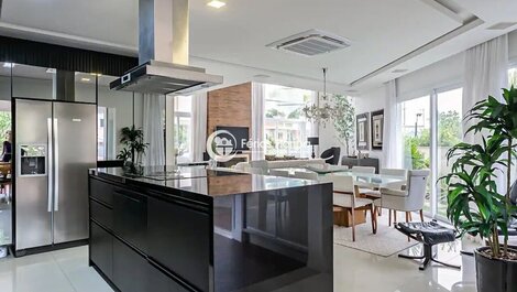 Conforto e Luxo nesta Belíssima Casa em Condomínio Fechado em Floripa