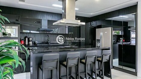 Conforto e Luxo nesta Belíssima Casa em Condomínio Fechado em Floripa