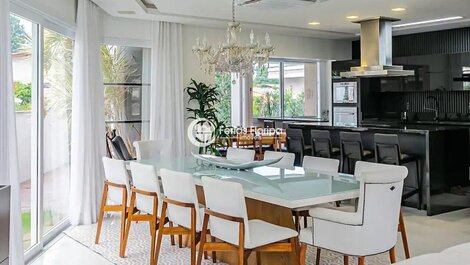 Conforto e Luxo nesta Belíssima Casa em Condomínio Fechado em Floripa