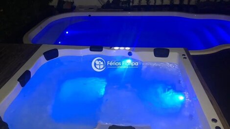 Conforto e Luxo nesta Belíssima Casa em Condomínio Fechado em Floripa