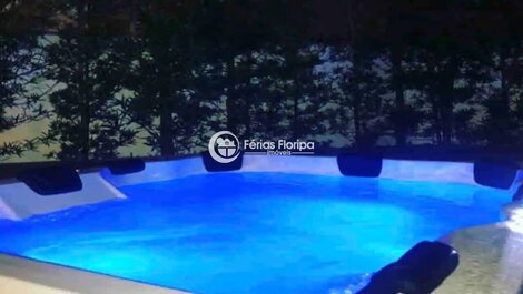 Conforto e Luxo nesta Belíssima Casa em Condomínio Fechado em Floripa