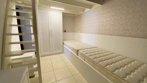 Linda Casa Condomínio fechado poucos metros da praia