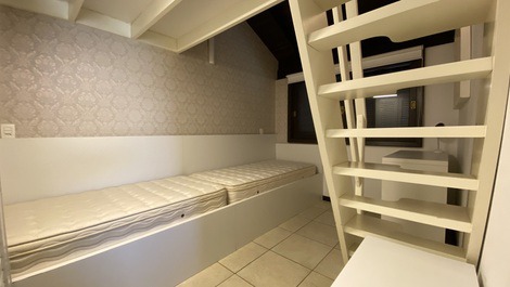 Linda Casa Condomínio fechado poucos metros da praia