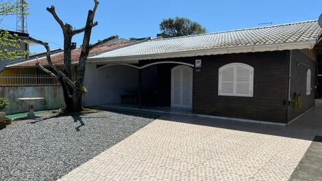 Excelente casa, 3 quartos com AC, WI-FI, churrasqueira, 3 garagens