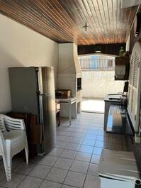 Excelente casa, 3 quartos com AC, WI-FI, churrasqueira, 3 garagens