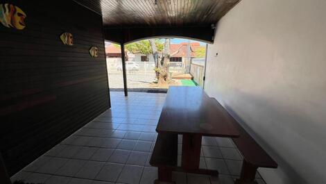Excelente casa, 3 quartos com AC, WI-FI, churrasqueira, 3 garagens