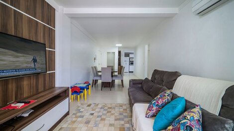 Apt 3 bedrooms great location 80 mts from the Sea in Bombinhas SC
