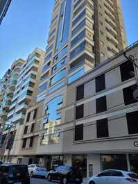 High-end apartment with 3 suites and 2 parking spaces in Meia Praia.