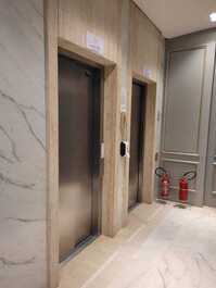 High-end apartment with 3 suites and 2 parking spaces in Meia Praia.