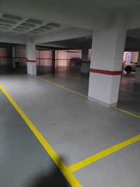 High-end apartment with 3 suites and 2 parking spaces in Meia Praia.