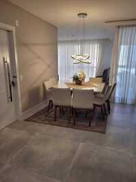 High-end apartment with 3 suites and 2 parking spaces in Meia Praia.