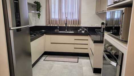 High-end apartment with 3 suites and 2 parking spaces in Meia Praia.