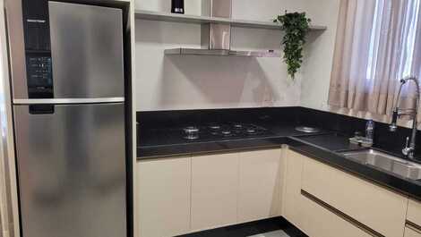 High-end apartment with 3 suites and 2 parking spaces in Meia Praia.