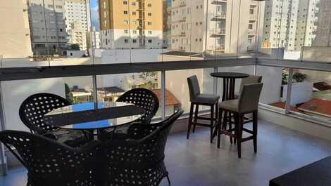 High-end apartment with 3 suites and 2 parking spaces in Meia Praia.