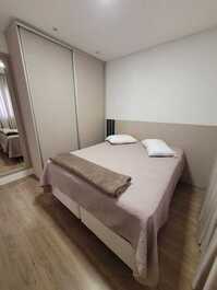 High-end apartment with 3 suites and 2 parking spaces in Meia Praia.