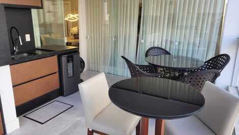 High-end apartment with 3 suites and 2 parking spaces in Meia Praia.