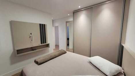 High-end apartment with 3 suites and 2 parking spaces in Meia Praia.