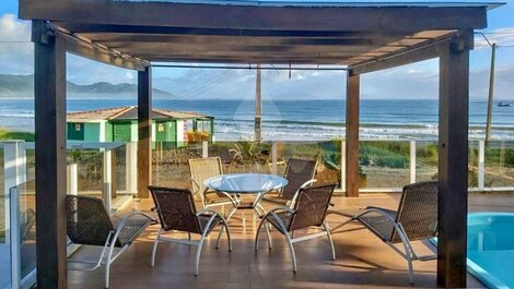 House for seasonal rental for up to 10 people in the Center of Garopaba/SC