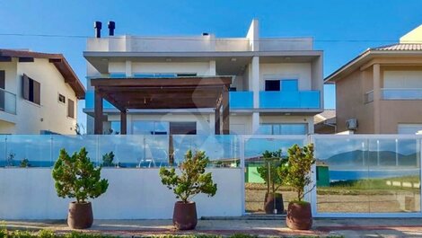 House for seasonal rental for up to 10 people in the Center of Garopaba/SC