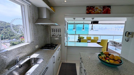 Ed. Campos Elíseos: 3 suites // frente al mar // vista panorámica