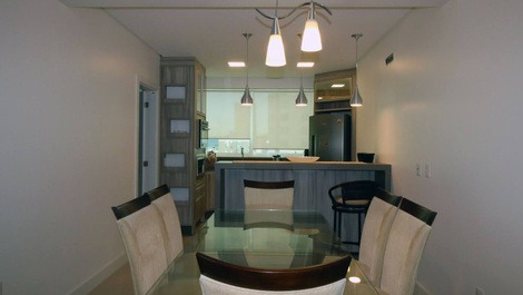 Sala com 2 ambientes com tv e wi-fi