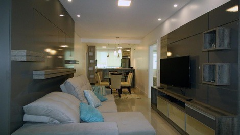 Sala com 2 ambientes com tv e wi-fi