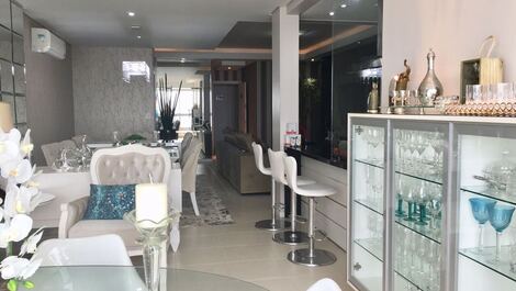 Apartamento frente al mar con 3 suites con aire acondicionado y 2 plazas de aparcamiento.