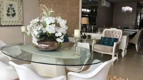 Apartamento frente al mar con 3 suites con aire acondicionado y 2 plazas de aparcamiento.