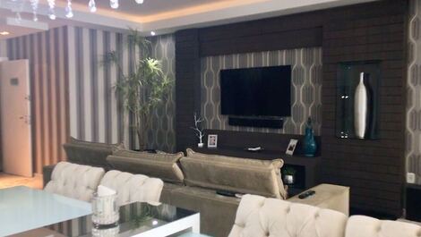 Apartamento frente al mar con 3 suites con aire acondicionado y 2 plazas de aparcamiento.