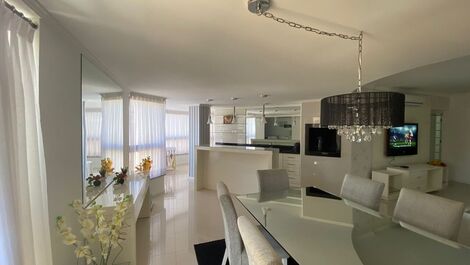 Sala com 3 ambientes com tv, churrasueira e wi-fi