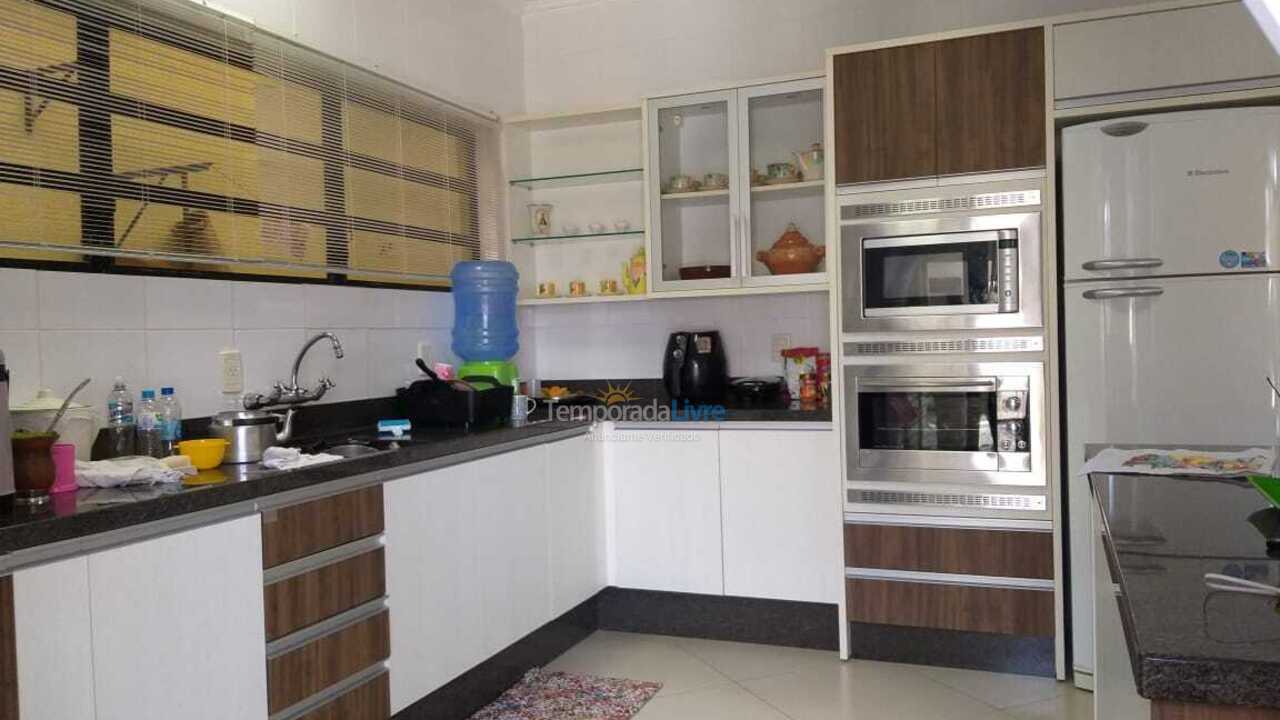 Casa para alquiler de vacaciones em Itapema (Meia Praia)