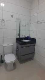 Banheiro social. embaixo há o lavabo também.