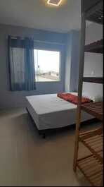 Quarto 2, com cama casal, mais cama solteiro e colchões extras e uma arara grande. 