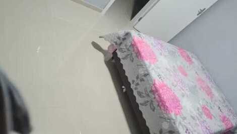 Quarto 3 com sacada ampla e duas camas de casal