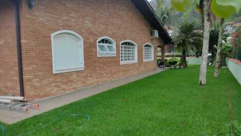 COMODA CASA DE 4 HABITACIONES CON ESTADO DE PISCINA. PLAYA DE LAGOINHA CERRADA