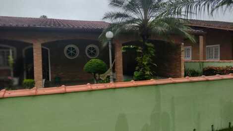 COMODA CASA DE 4 HABITACIONES CON ESTADO DE PISCINA. PLAYA DE LAGOINHA CERRADA