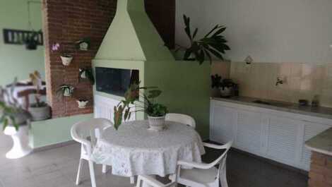 COMODA CASA DE 4 HABITACIONES CON ESTADO DE PISCINA. PLAYA DE LAGOINHA CERRADA