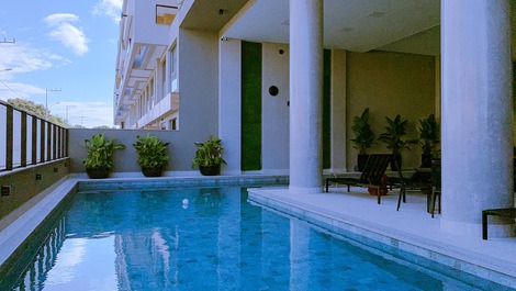 Apartmento de 02 Suítes a 50 metros do mar com piscina