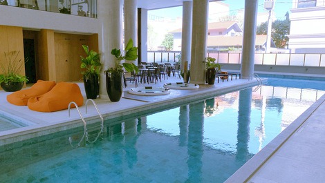 Apartmento de 02 Suítes a 50 metros do mar com piscina