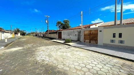 House with pool and beach right there (Suarão)