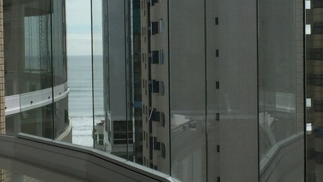Vista da sacada para o mar