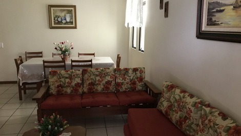 Sala com 2 ambientes com tv e wi-fi