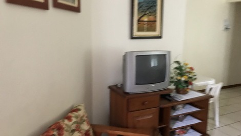 Sala com 2 ambientes com tv e wi-fi