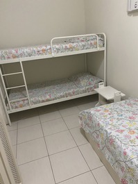 Quarto solteiro com uma beliche + uma bicama