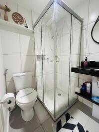 Banheiro completo, vaso sanitário, ducha higiênica, chuveiro com uma ducha maravilhosa,  sabonete, papel higiênico,  secador de cabelo .