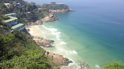 Villa Zanine: ¡rústica y elegante en la playa de Joatinga!