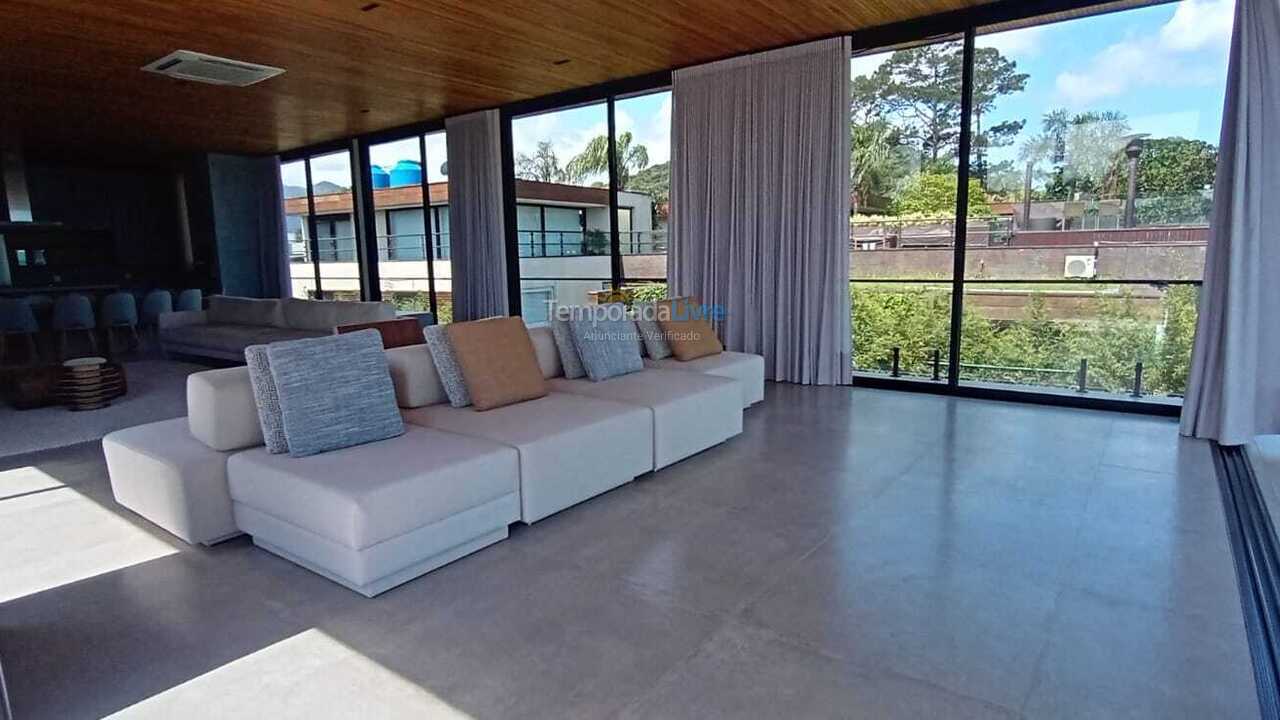Casa para alquiler de vacaciones em São Sebastião (Praia da Baleia)