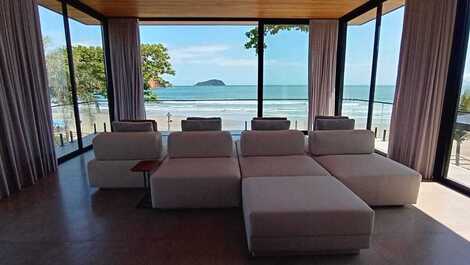 Propiedad exclusiva frente al mar en la playa de Baleia