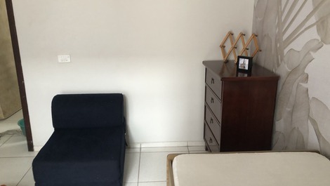 Quarto com cama de casal uma bicama uma poltrona desmontável 