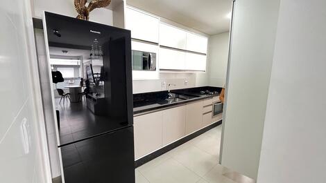 Apartamento nuevo a 80 metros del mar Condominio completo de ocio.